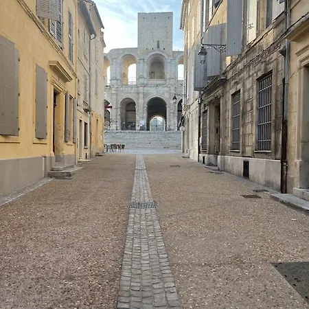 Le Nid Douillet Terrasse La Roquette Arles